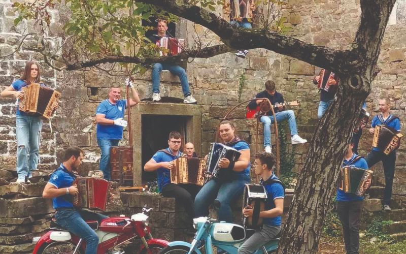 Videospot prikazuje utrip Izole, povezanost članov društva in ljubezen do glasbe, ki jih združuje ž