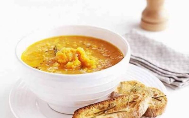 Juha iz sladkega krompirja s popečenimi česnovimi kruhki