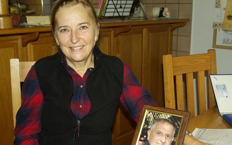 Teja Pirkovič ob fotografiji svojega moža Marjana