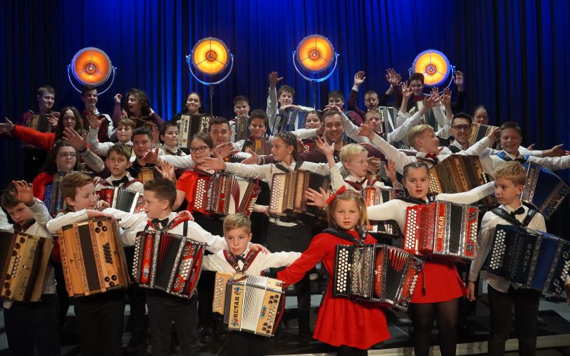 V skladbi so se povezali učenci in mentorji Glasbene šole Bučar, kar je dalo celotnemu projektu pose