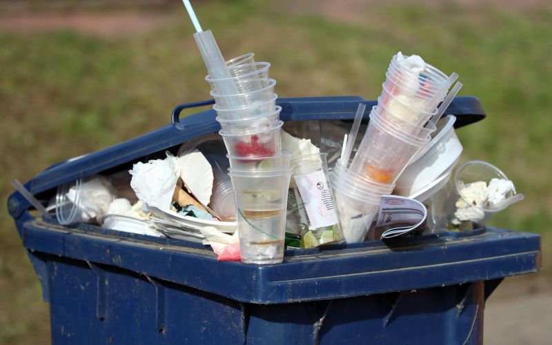 plastični kozarci, koš za smeti
