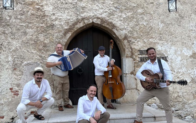 Ansambel Modrijani sestavljajo Blaž Švab, Rok Švab, Peter Oset, Franjo Oset in Sergije Lugovski.