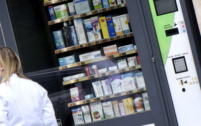 avtomat lekarna.JPG