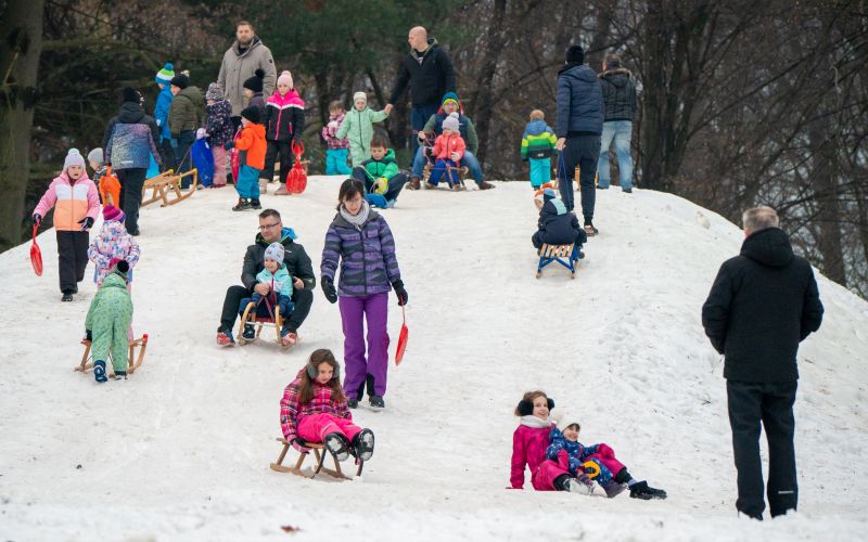 zimske-radosti, sankanje, otroci, zimski-sport