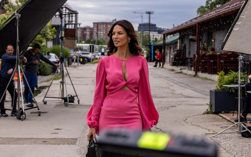 V filmu ne bo manjkalo lepote. Med igralkami in junakinjami zgodbe se pojavi tudi skrivnostna lepotica, ki Miši in njegovi dinastiji dodobra zmeša glavo.