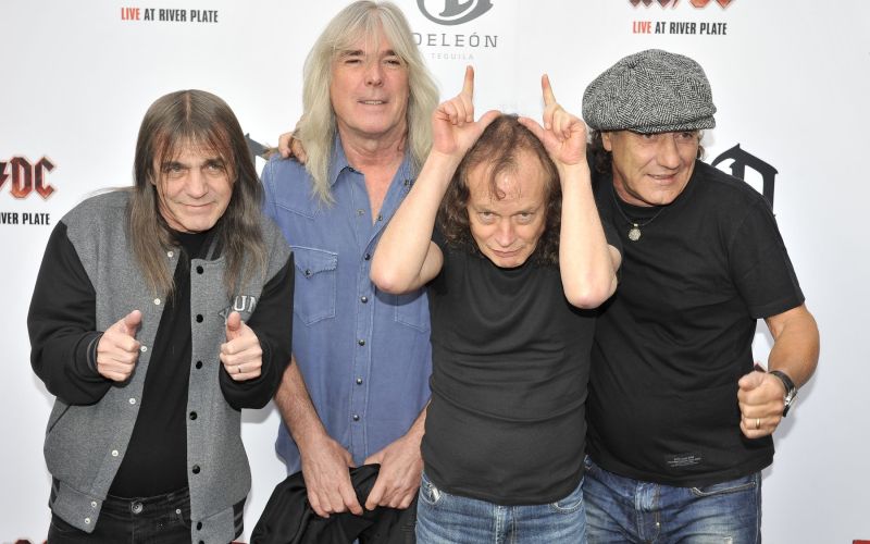 Stari električni prdci: Malcolm Young, Cliff Williams, Angus Young, Brian Johnson na premieri Live a