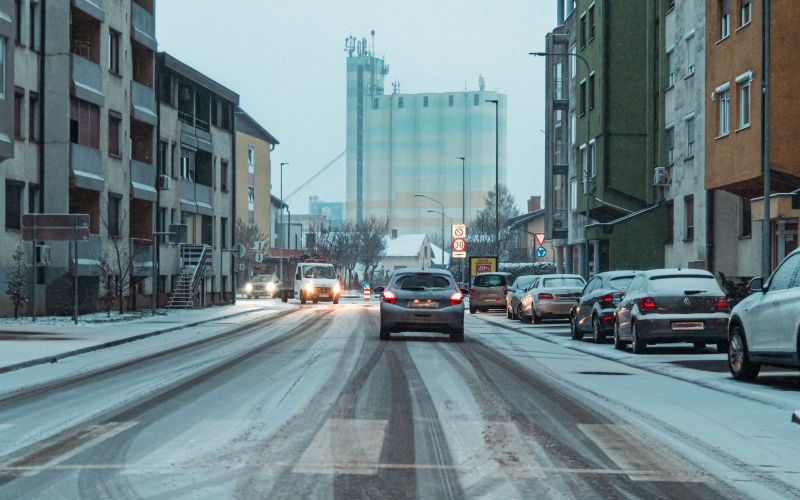 simbolična, sneg, zima, sneženje, promet, zasnežene-ceste, spolsko-cestišče, poledenele-ceste