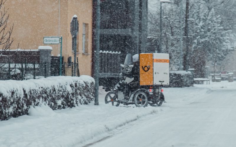 simbolična, sneg, zima, sneženje, pošta, poštar, pismonoša