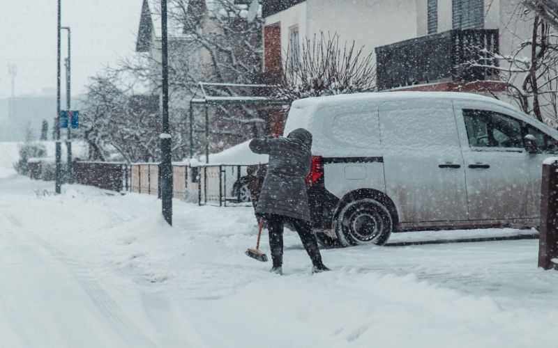 simbolična, sneg, zima, sneženje, ljudje, pluženje, kidanje, snega, snegu, pločniki, pločnik