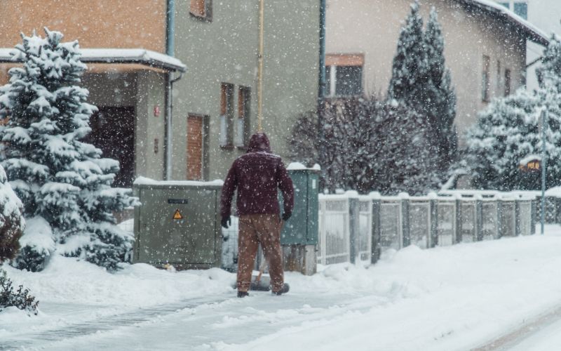 simbolična, sneg, zima, sneženje, ljudje, pluženje, kidanje, snega, snegu, pločniki, pločnik
