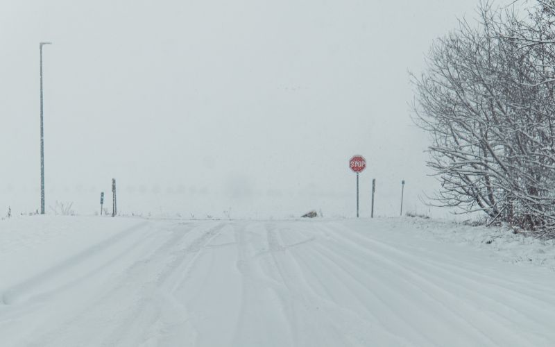 simbolična, sneg, zima, sneženje, promet, ceste, zasnežene, ledene, vožnja