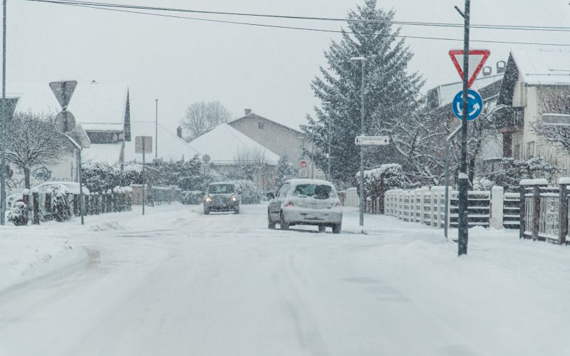simbolična, sneg, zima, sneženje, promet, ceste, zasnežene, ledene, vožnja