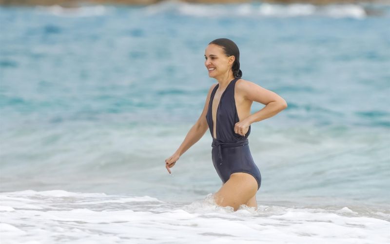 Natalie Portman  je po novoletnem oddihu obtičala na Karibih, čeprav jo doma čakajo pomembne filmske obveznosti in rdeče preproge.