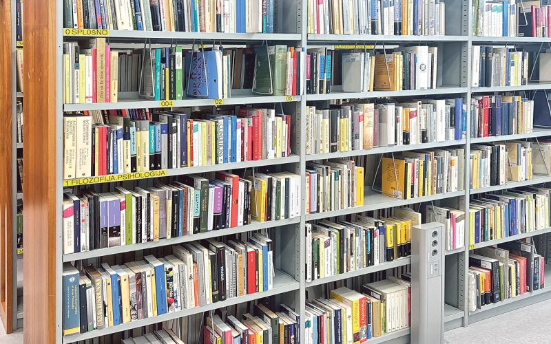 knjižna-polica_1186.jpg