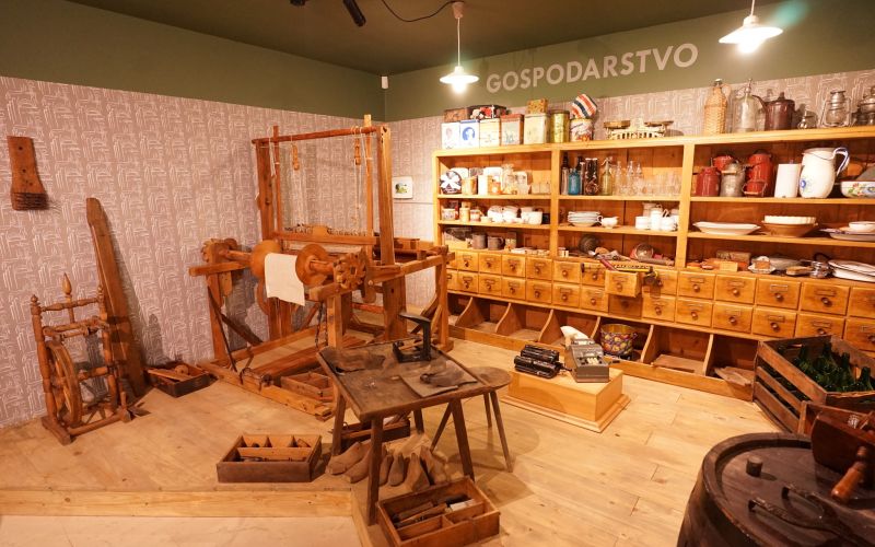 odprtje muzeja notri knjižnica mozirje.jpg