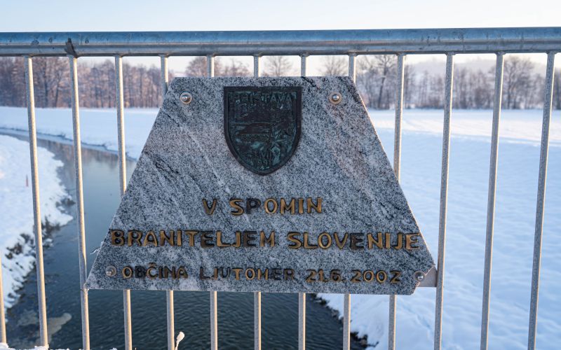 spominska-tabla, pristava