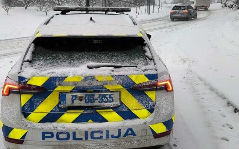 Slovenska policija policijski avto sneg