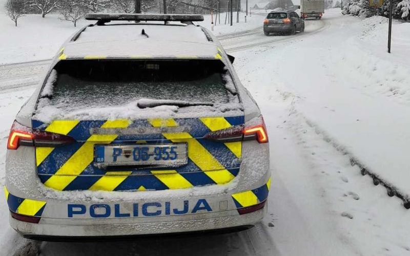 Slovenska policija policijski avto sneg
