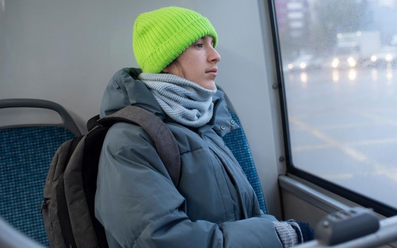 mozgani nova dekle na busu.jpg