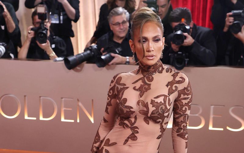Jennifer Lopez ne more iz svoje kože – vse bolj je nedostopna in vzvišena.