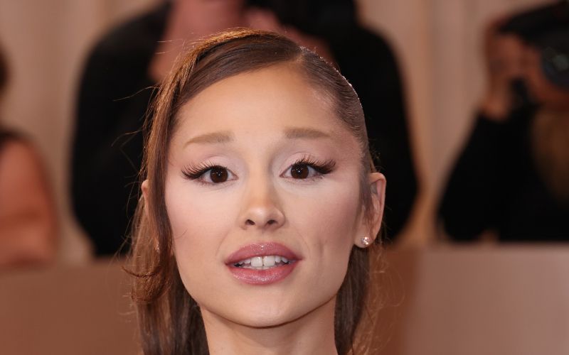 Ariana Grande se že leta spopada z neznanci, ki so ji ukradli ogromno materiala.