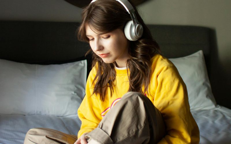 najstnica s slušalkami