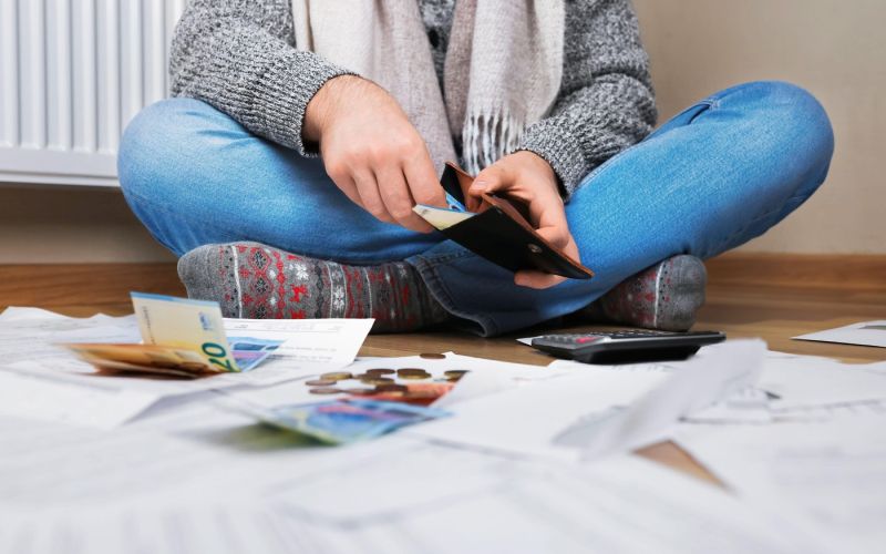 denar, stroški, obup, položnice.jpg