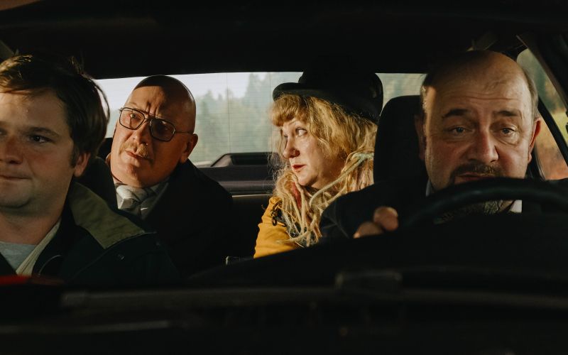 Igralska zasedba v satirični zgodbi o pravici, zaupanju in izgubljenih iluzijah.