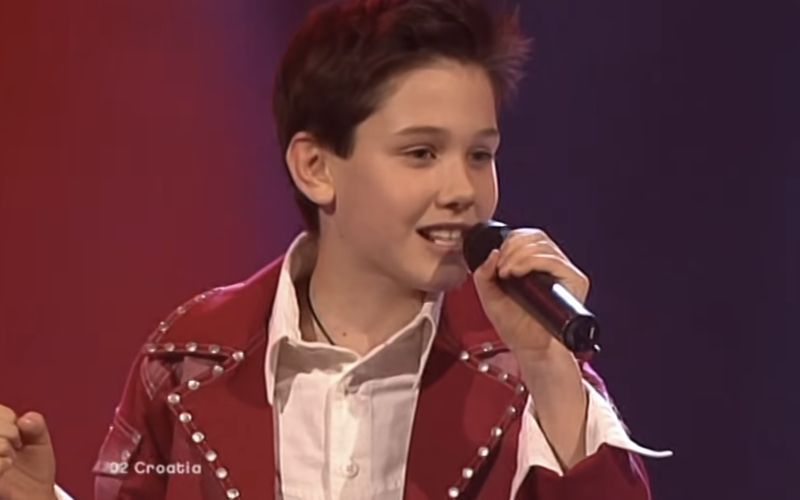 Dino Jelusić kot deček, ko je Hrvaško zastopal na Otroški Evroviziji in prvič stopil v središče pozornosti.