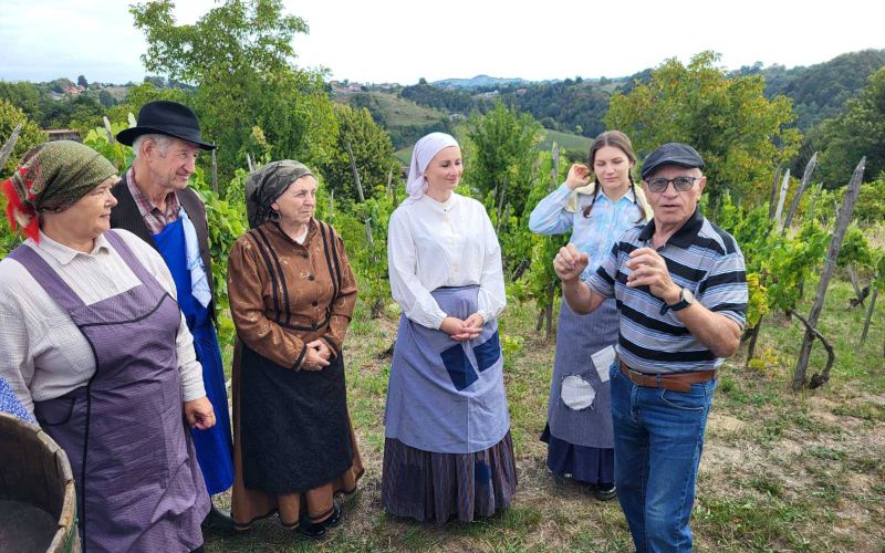 Jože Ekart na snemanju nadaljevanke Korenine_foto FB.jpg
