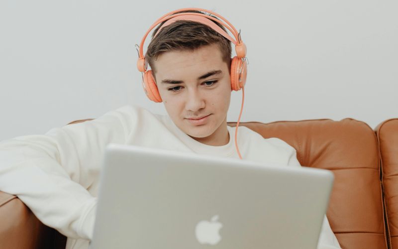mladostnik s slušalkami