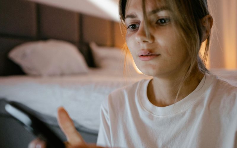 branje novic na telefonu