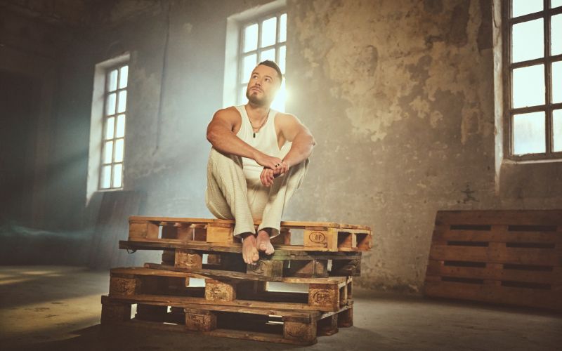 Simon ROSC se z novo skladbo Povzdigni glas vrača h glasbi v povsem novi, drznejši podobi – z mešani