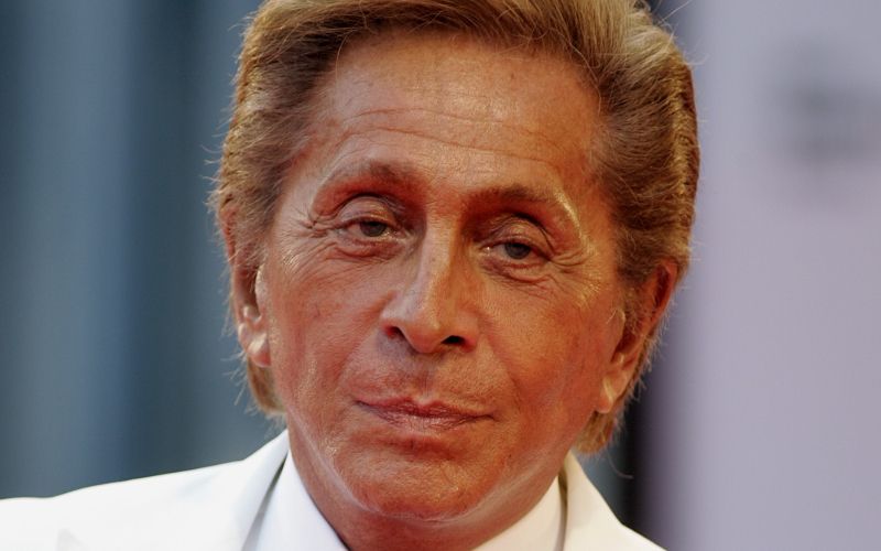 Valentino Garavani sam v svojem značilnem slogu: zadržan, eleganten in brezčasen, tako kot njegove stvaritve.