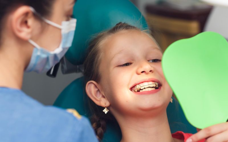 ortodont, zobje, otrok