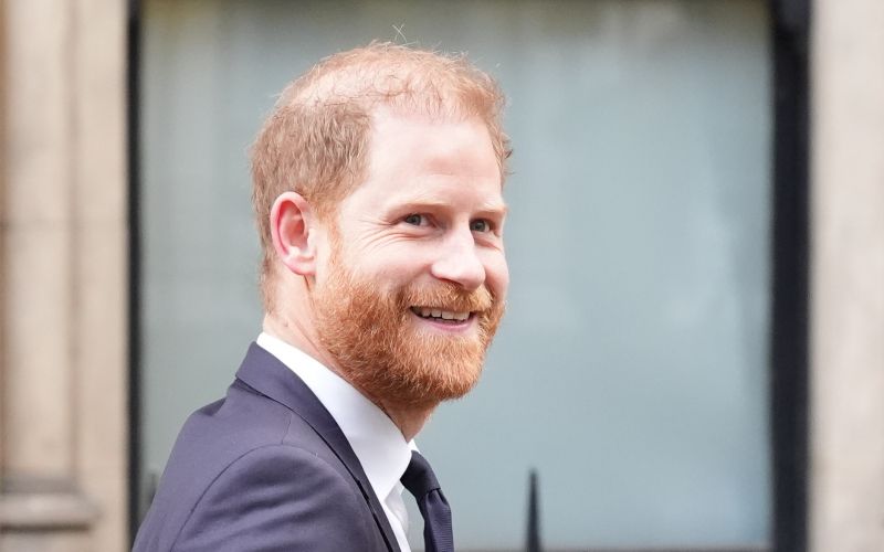 Nasmejani Harry se je v London vrnil sam in očitno mu samostojn