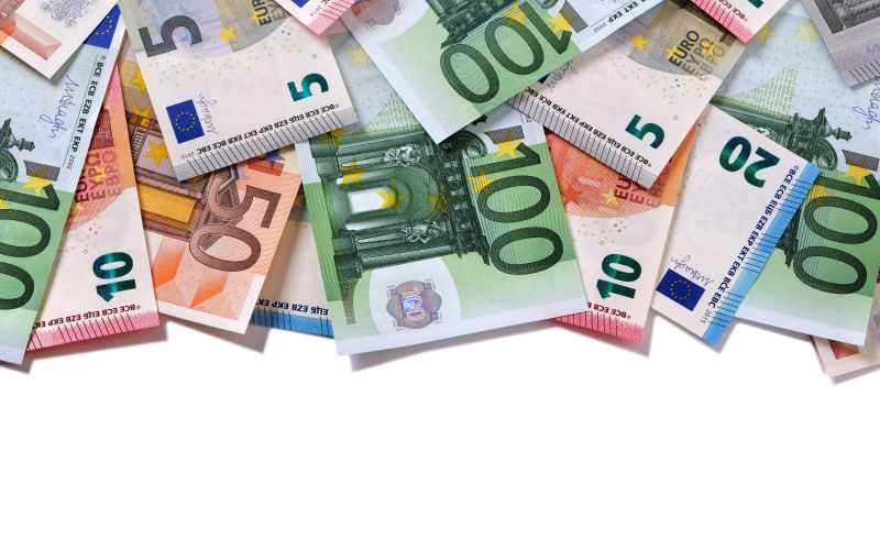 mv-denar-lahko nad ali pod tabeloali grafom.jpg