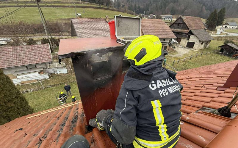 dimniski-pozar, gomila-pri-mirni