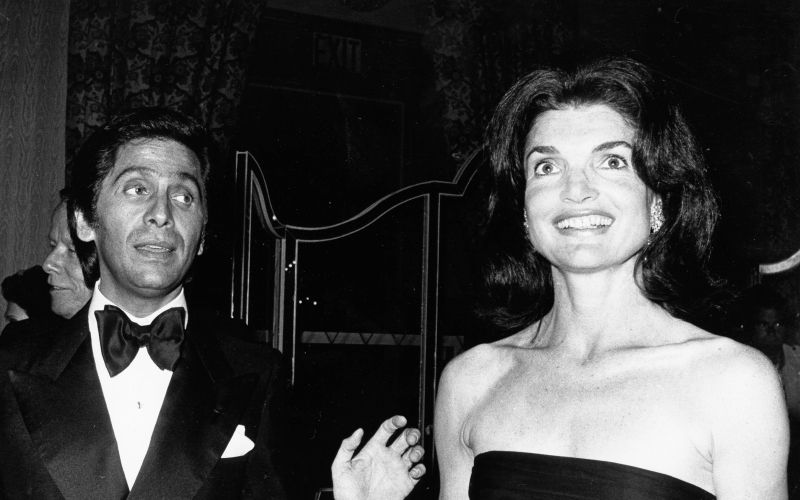 Jacqueline Kennedy Onassis v družbi Valentina ob prihodu v London, 21. junij 1976.