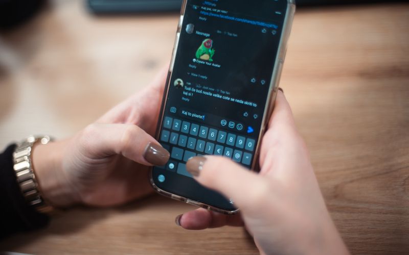 simbolična, spletni-komentarji, komentar, komentiranje, družbena-omrežja, trolanje, ekran, zaslon