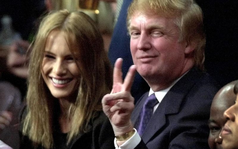 Donald Trump in Melania Knauss v prvi vrsti spremljata tekmo finala vzhodne konference lige NBA med New York Knicks in Indiana Pacers v dvorani Market Square Arena, leta 1999