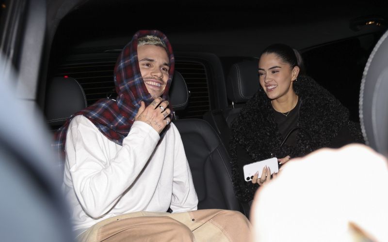 V družbi partnerice Kim Turnbull se je udeležil dogodka v okviru Paris Fashion Weeka in z nasmehom pritegnil pozornost fotografov.