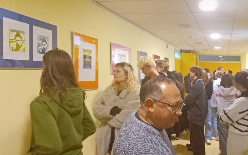 grafike, razstava, rumena-stena