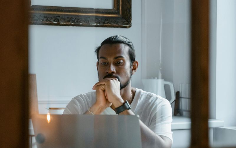 moški za računalnikom