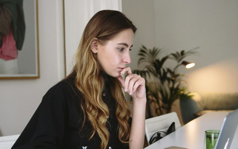 ženska za računalnikom