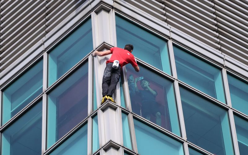 Skroraj v vsakem nadstropju so ga iz notranjosti fotograf