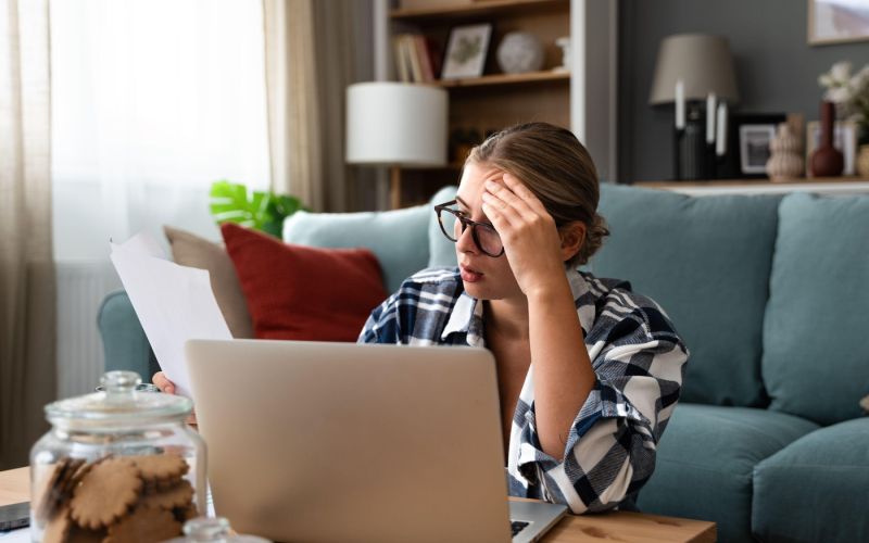 ženska, računalnik, račun.jpg