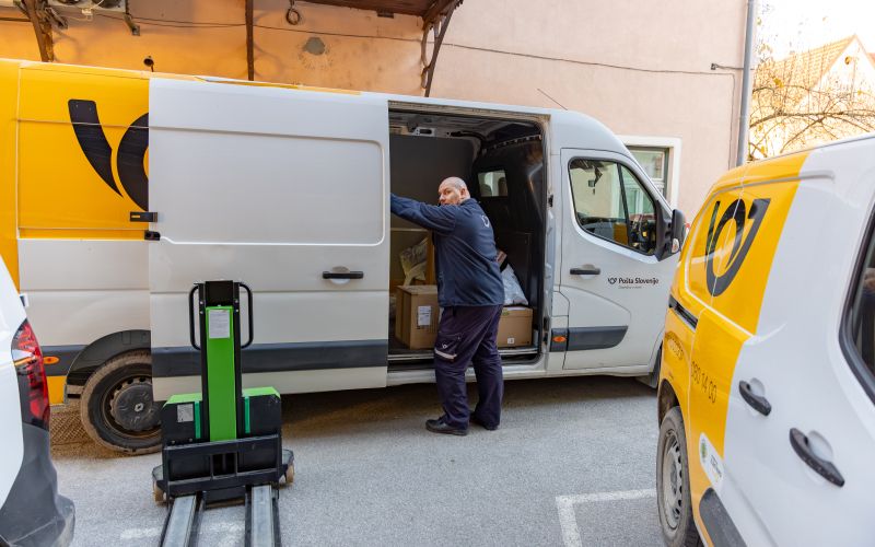 nalaganje paketov pošta.jpg