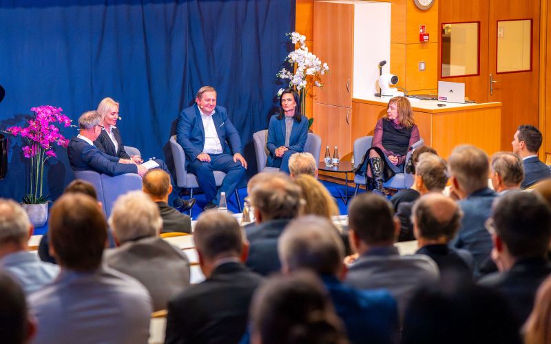 Okrogla miza Znanje kot naložba z zanimivimi gosti (Foto_UL FE).jpg