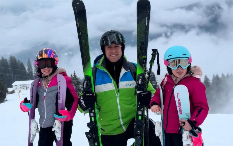 Sašo Avsenik družinsko tradicijo smučanja prenaša tudi na svoji hčeri